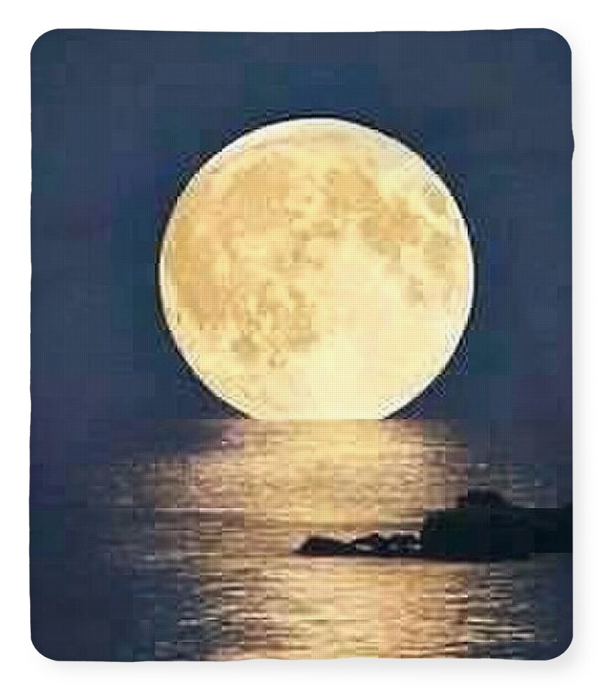 Moonrise Over Tranquil Waters - Blanket